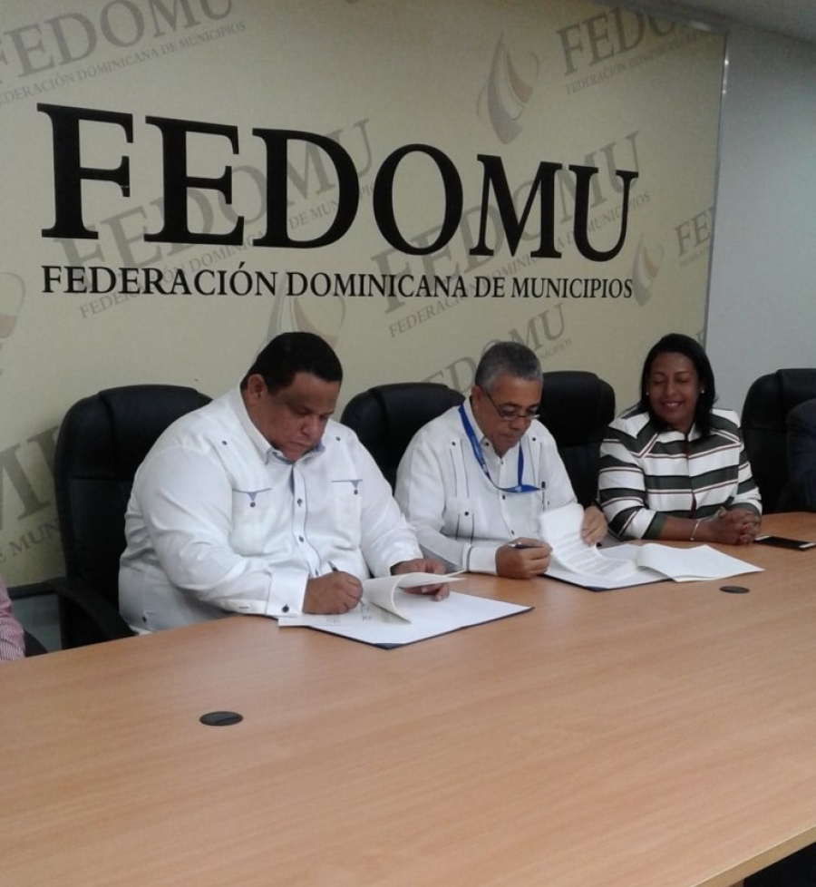 El presidente de FEDOMU, Ing. Rafael Hidalgo; el director nacional del IGN-JJHM, Ing. Alejandro Jiménez Reyes; y la directora ejecutiva de FEDOMU, Altagracia Tavárez.