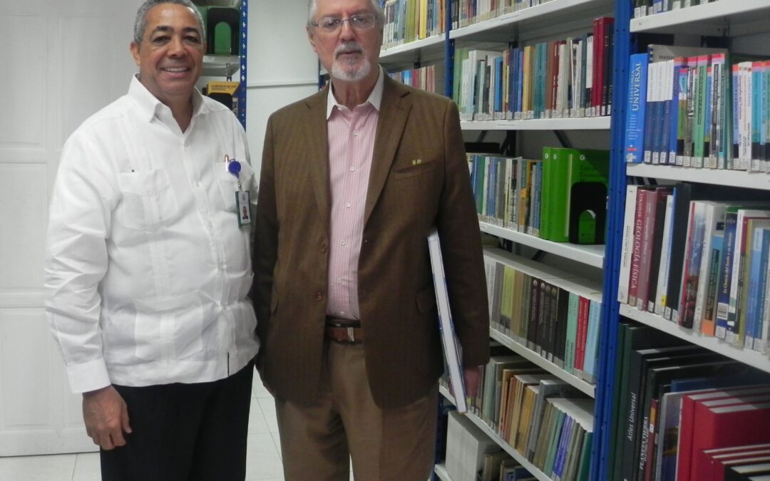 Historiador visita Biblioteca del IPGH